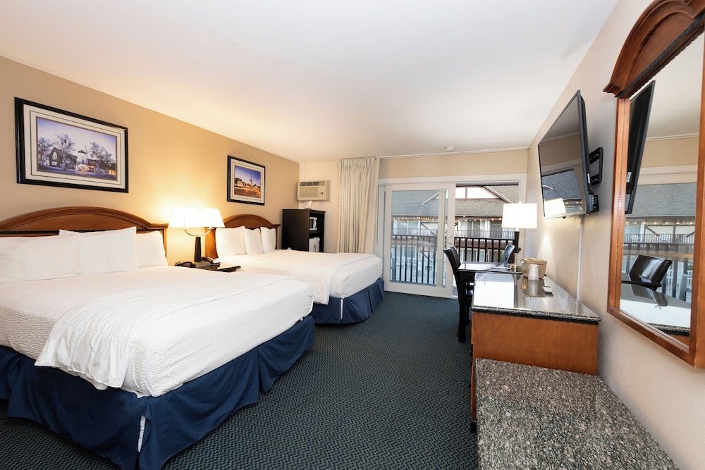 Signature Room, 2 Queen Beds Upstairs, Balcony (2 Queen Beds Nonsmoking) photo 3