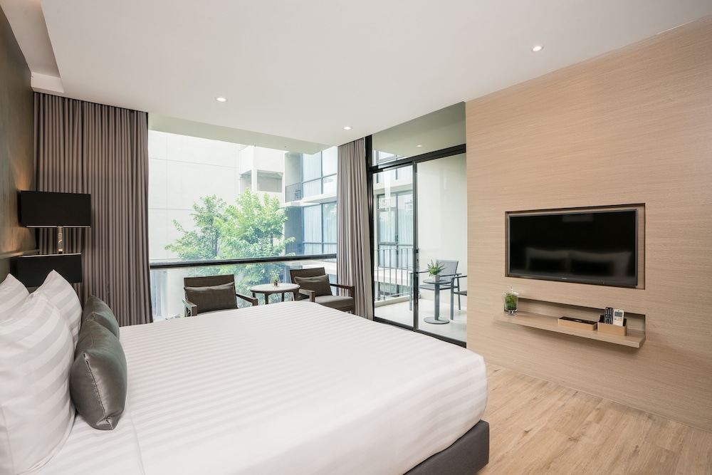 Deluxe Pool View Room with Kitchenette - Photo 18