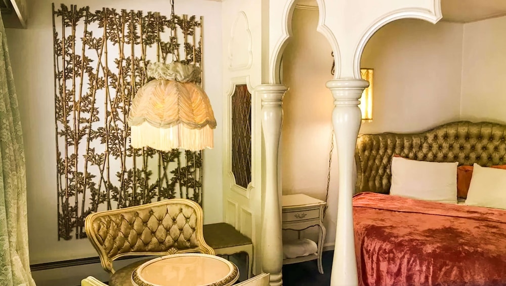 Honeymoon Suite, 1 King Bed, Non Smoking, Bathtub photo 3