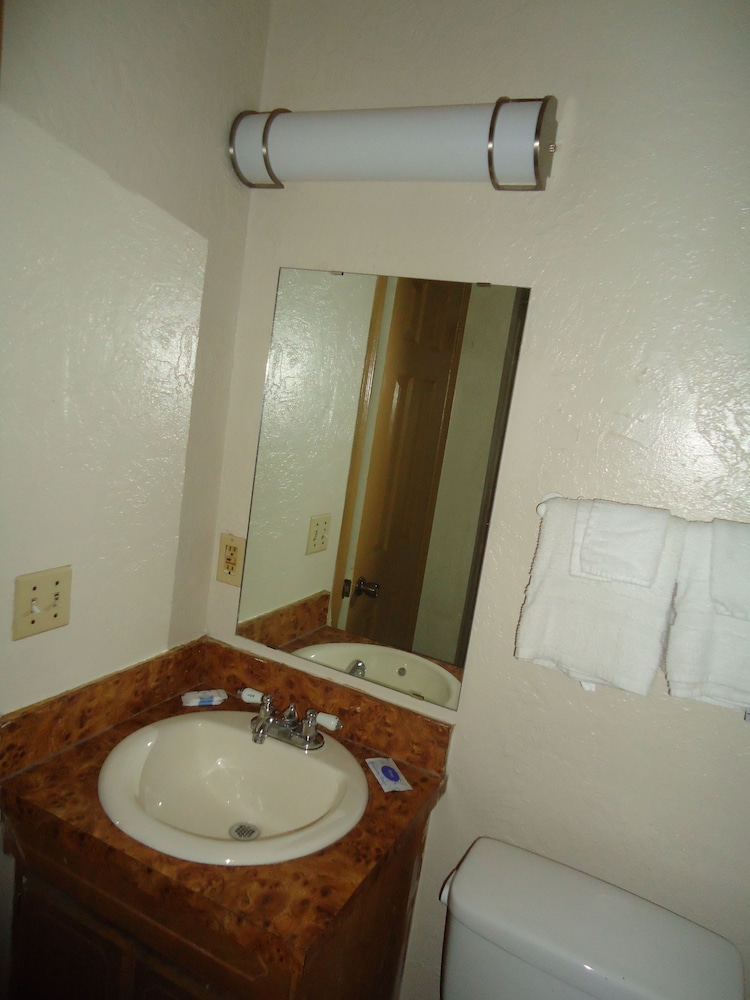 Standard Room, 2 Queen Beds, Smoking photo 3