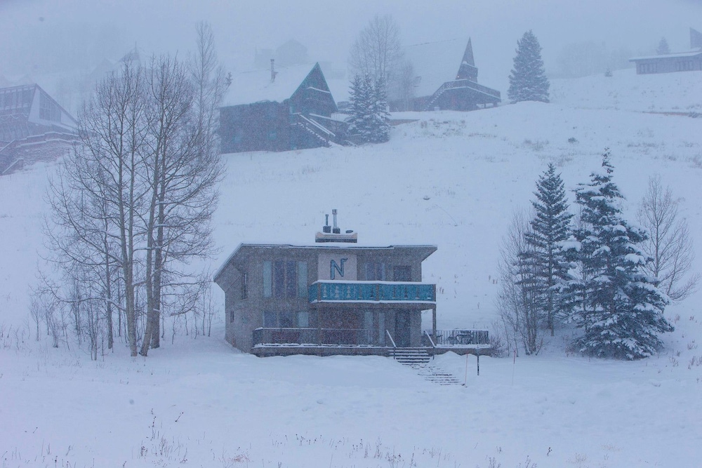 Signature Chalet, 3 Bedrooms, Mountain View photo 2