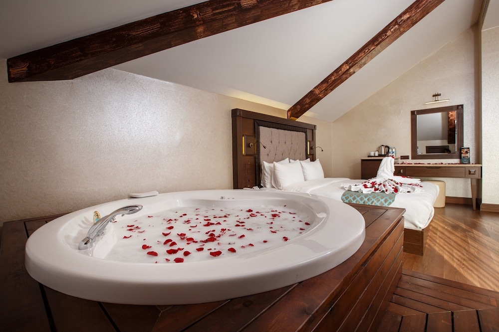 Deluxe Suite, Hot Tub, Lake View