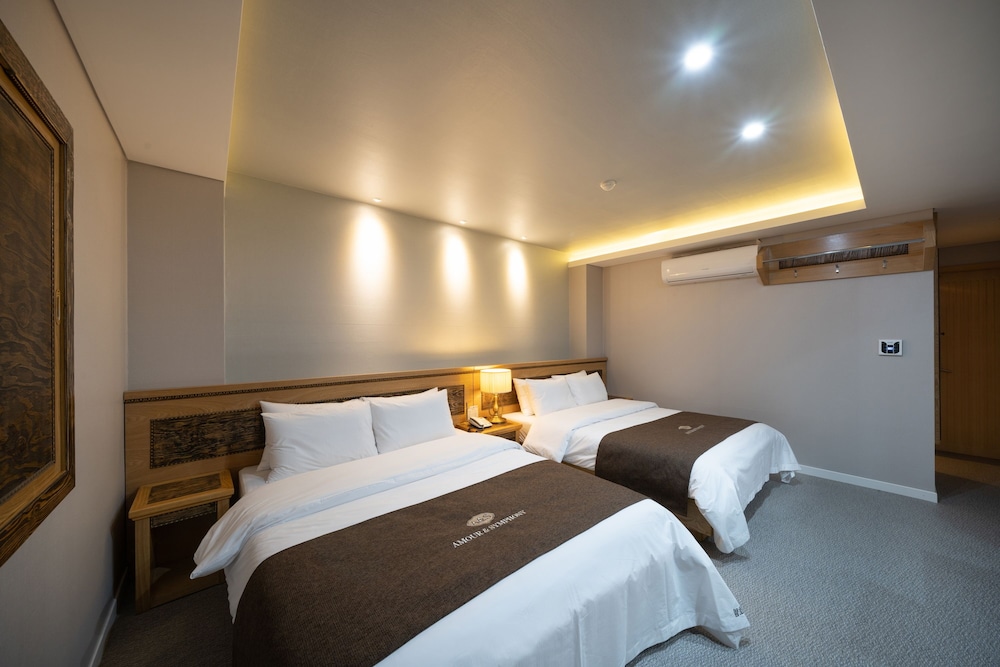 Family Twin Room - Photo 1