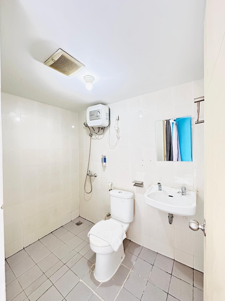 Suite Room - Photo 11