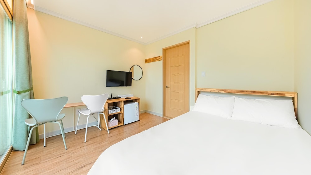 Basic Room, 1 Bedroom (202(Ocean View/No cooking)) - Photo 2