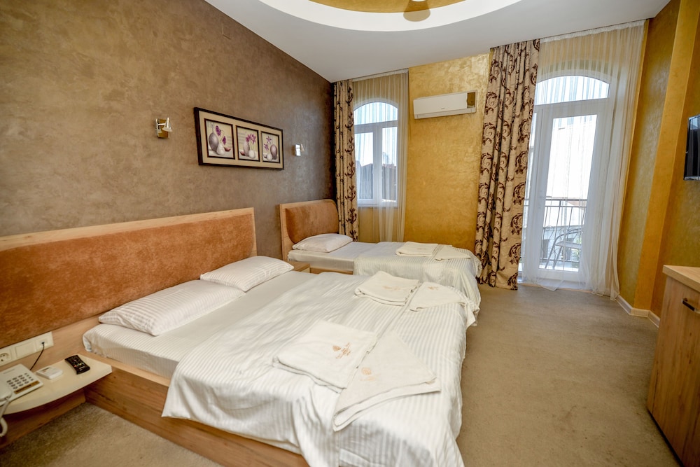 Deluxe Triple Room photo 1