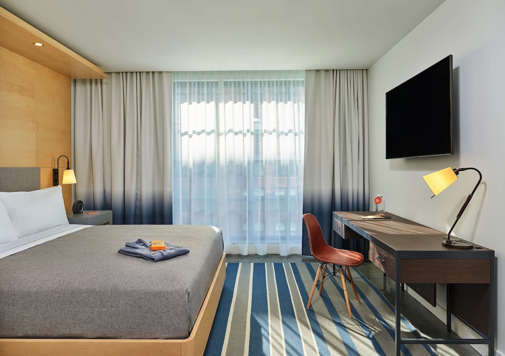 Premier Room, 1 King Bed, Accessible, City View (Hearing Acc) photo 1