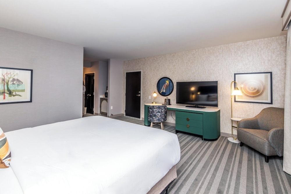 Standard Room, 1 King Bed, Roll-in Shower (Communications) photo 3