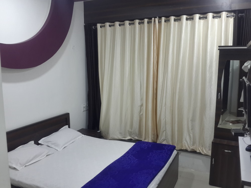 Economy Triple Room photo 2