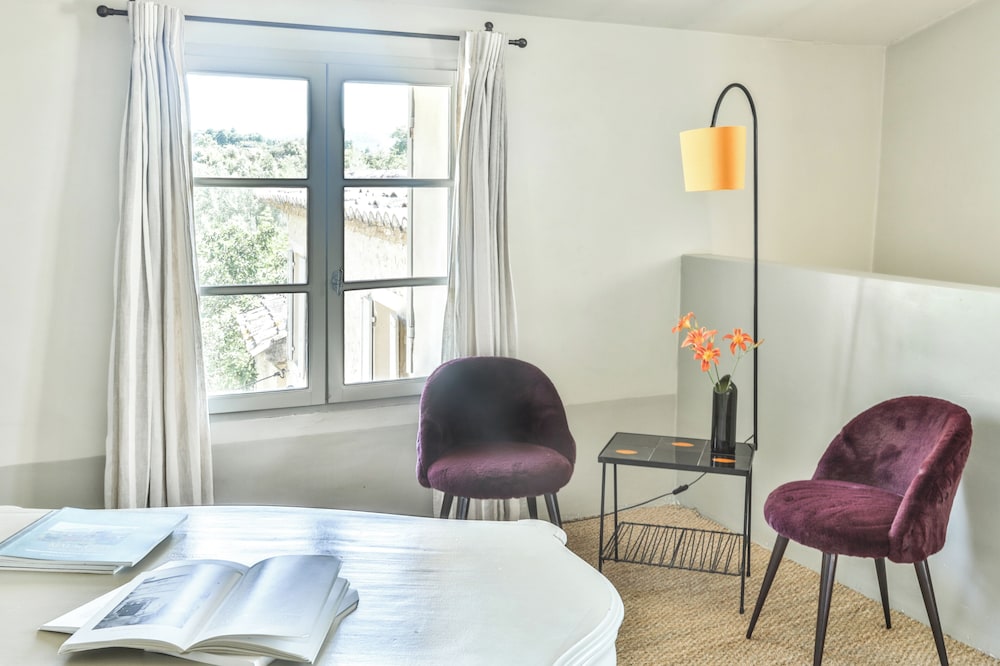 Deluxe Double Room, 1 King Bed, Hill View photo 3