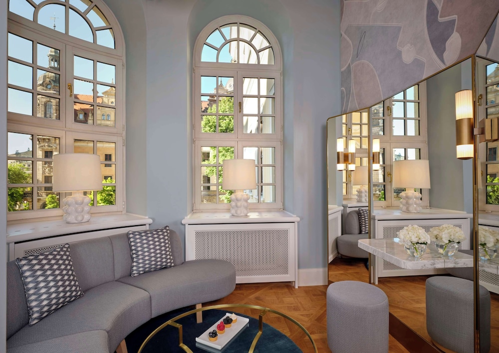Signature Suite - Photo 10