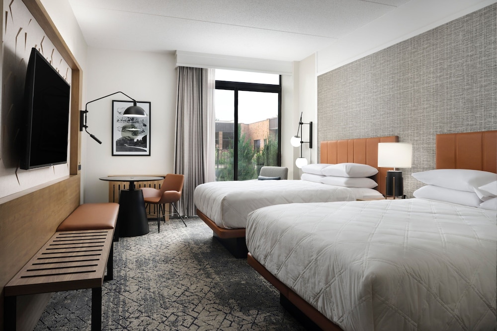 Room, 2 Queen Beds, Courtyard View - Photo 1