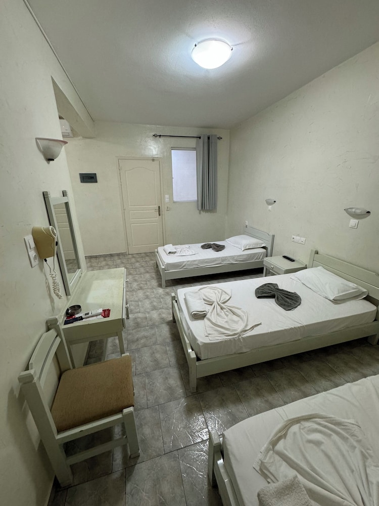 Economy Triple Room photo 1