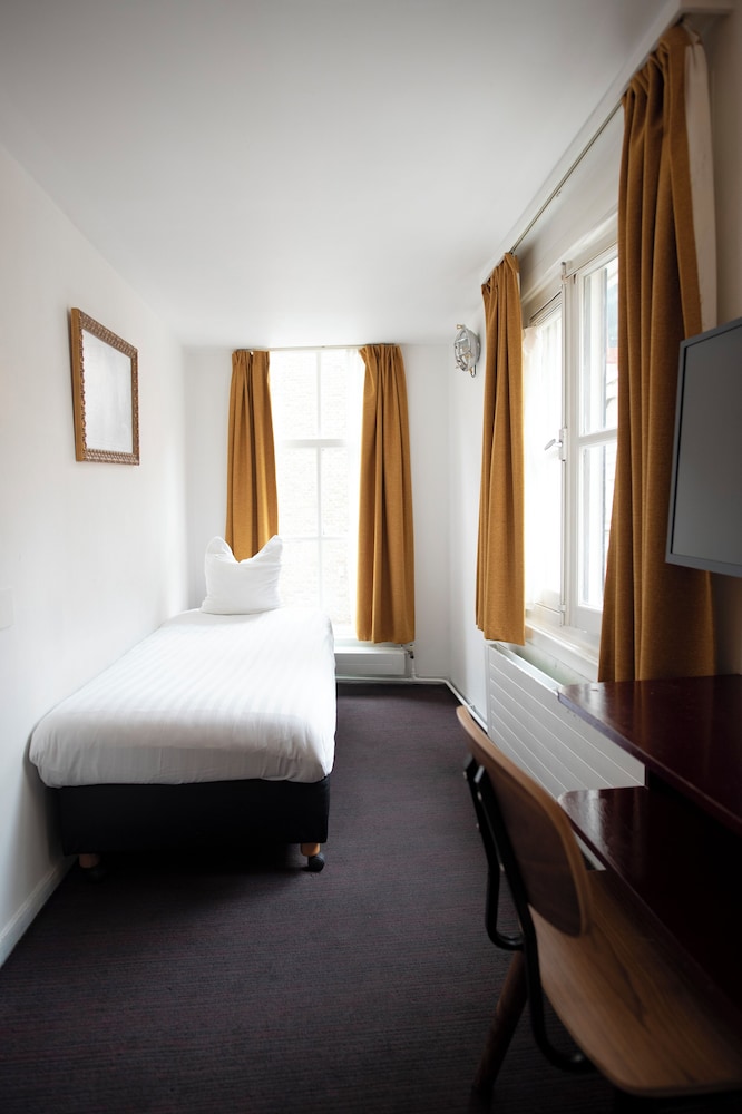 Basic Triple Room, Smoking photo 2