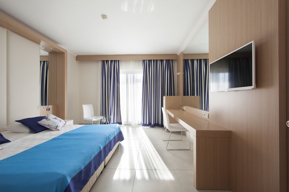 Double Room, Balcony (Partial Sea View,DBM) photo 2