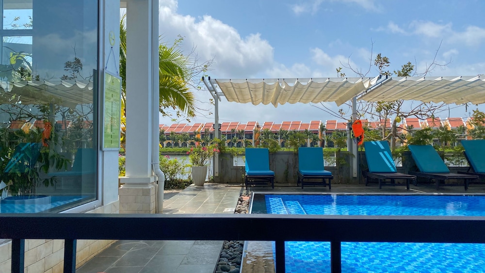 Deluxe Double Room, 1 King Bed, Balcony, Poolside photo 3