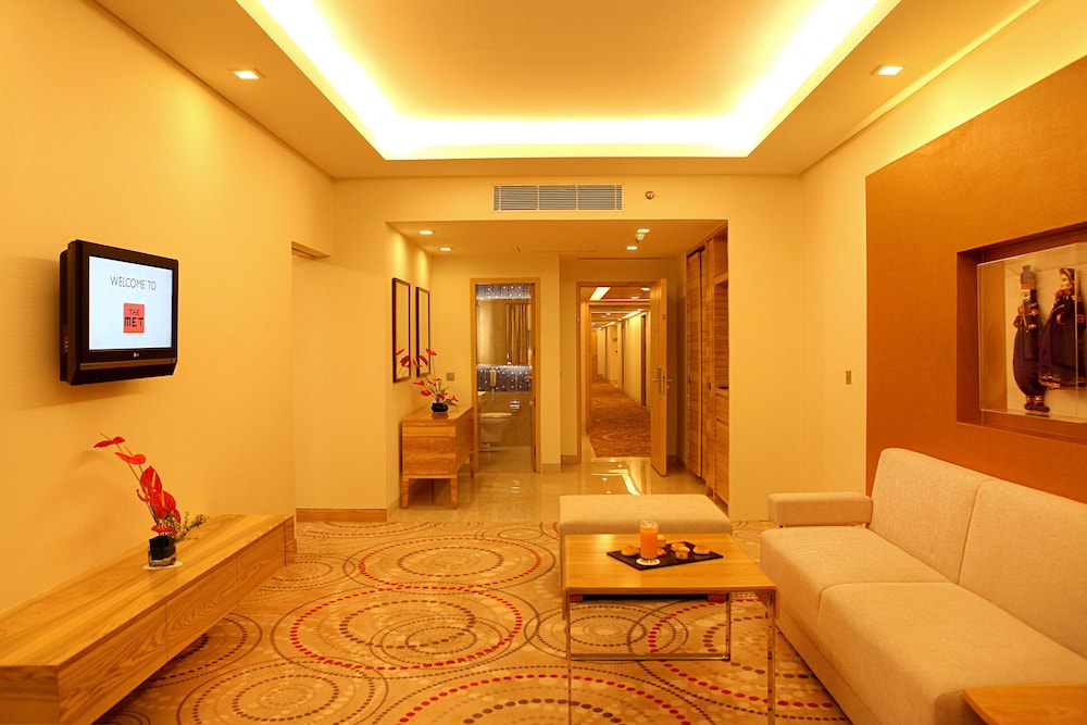 Suite, 1 King Bed - Photo 1