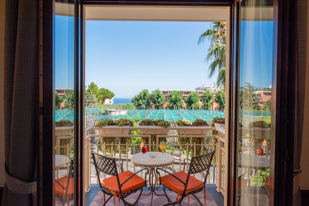 Classic Room, Balcony thumbnail 5