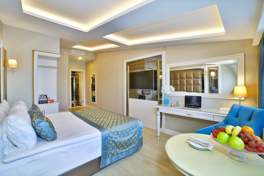 Superior Room with King Bed photo 2