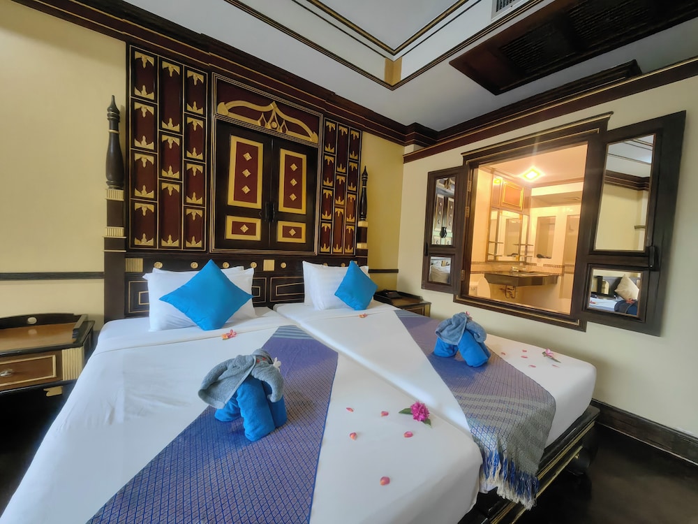 Suite Twin Room Balcony with Pool View