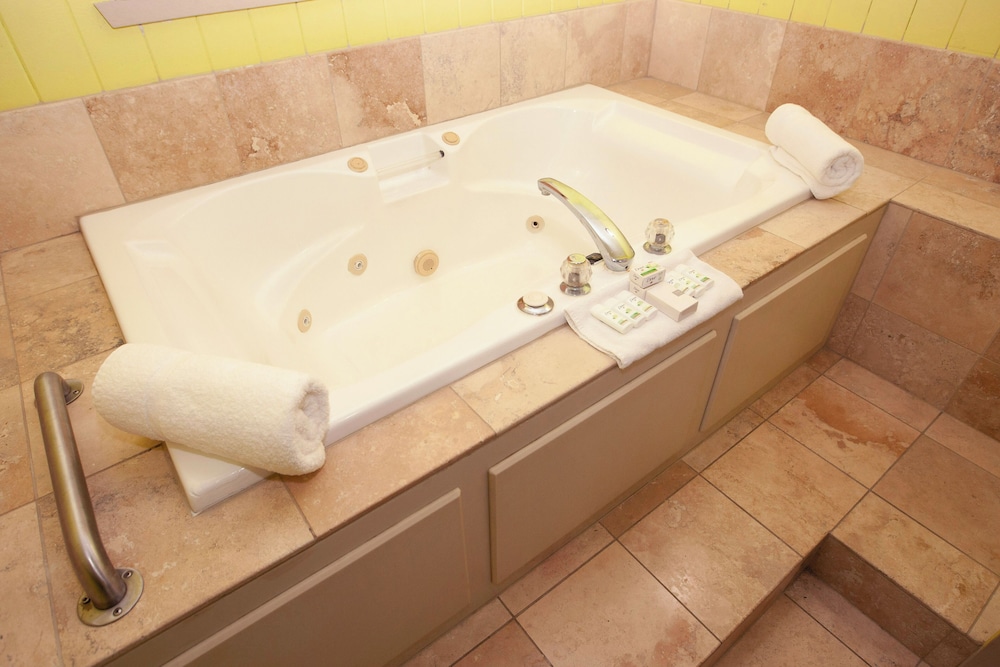 Suite, 1 King Bed, Non Smoking, Jetted Tub - Photo 6