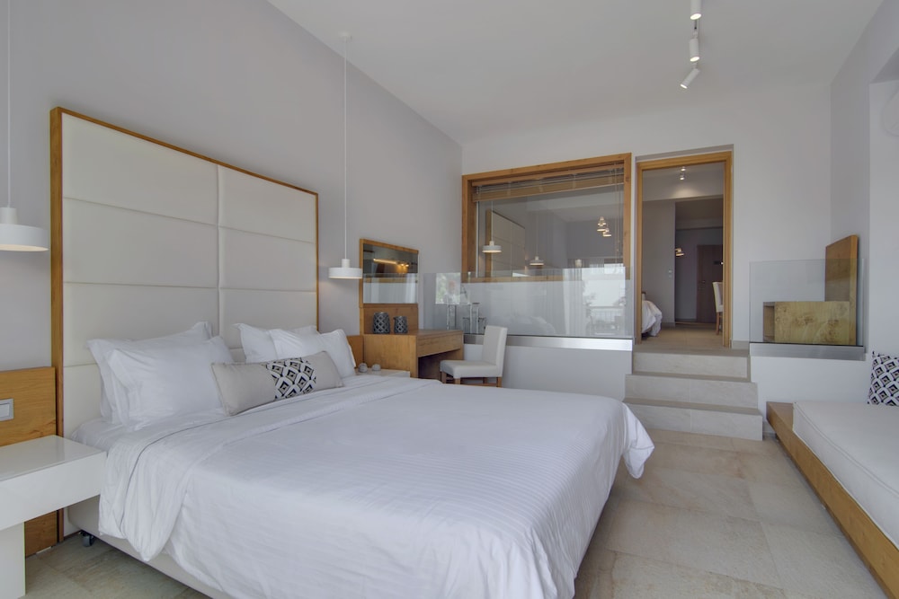 Family Junior Suite with Balcony and Sea View photo 2