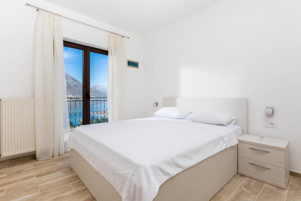 Apartment, 2 Bedrooms, Balcony, Sea View photo 3