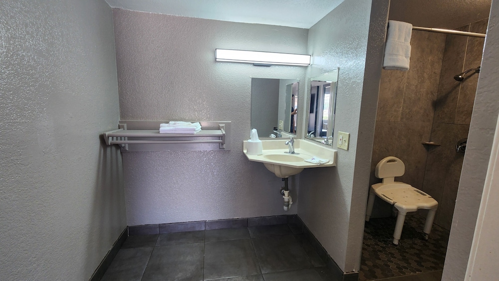 Standard Room, 1 Queen Bed, Accessible, Smoking photo 3