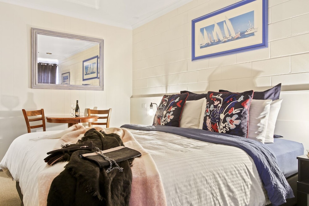 Deluxe Room, 1 King Bed photo 3
