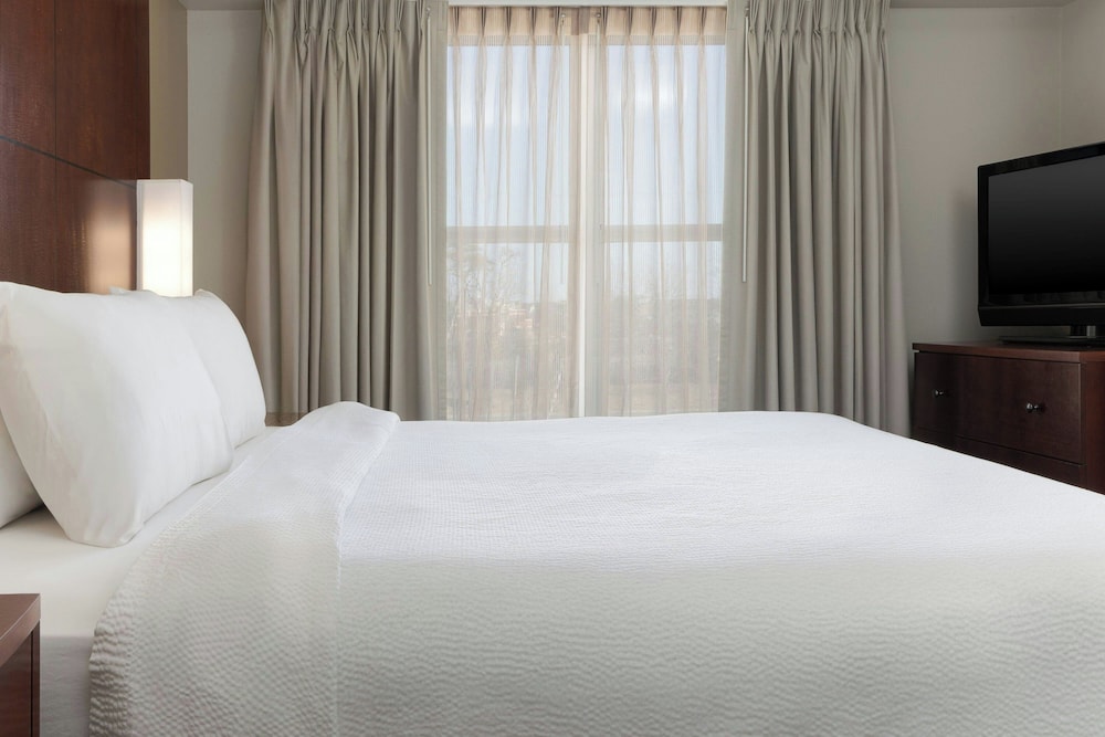Suite, 1 Double Bed (Mobility/Hearing Access, Roll-In Shwr) - Photo 3