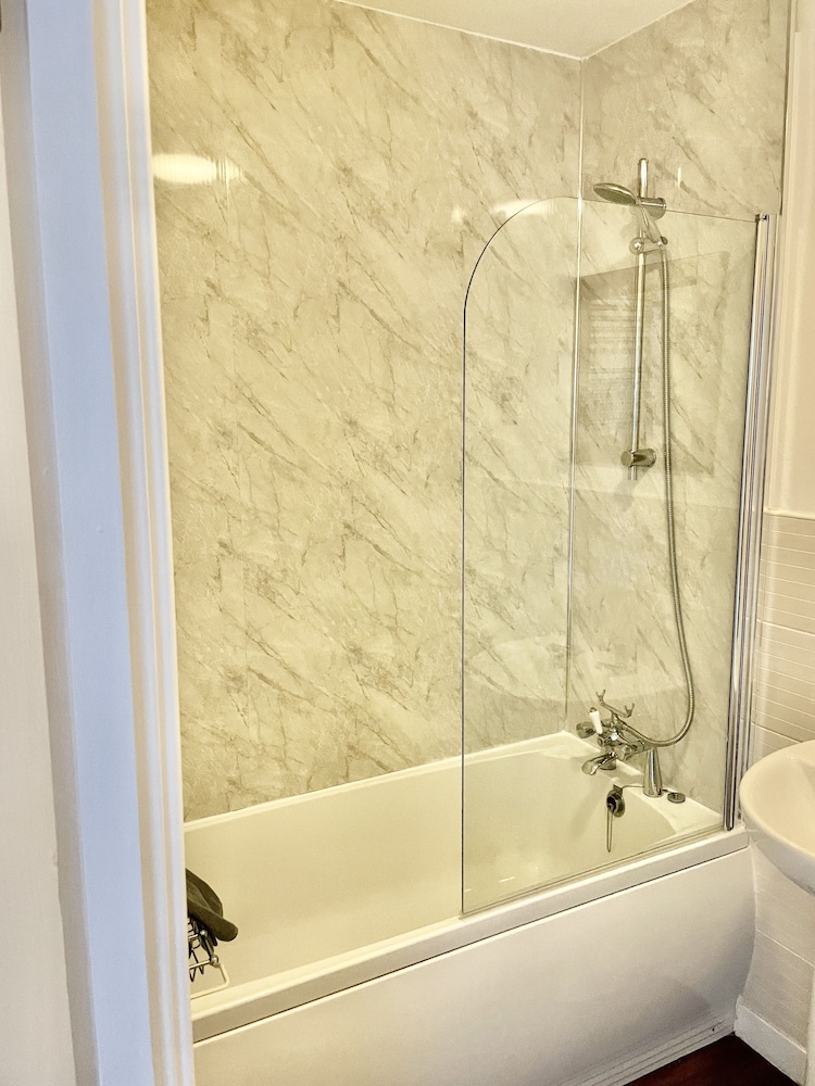 Executive Apartment, Private Bathroom photo 2