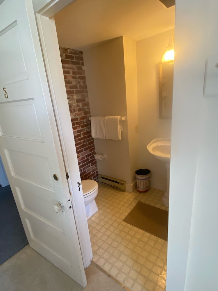 Inn Room 3: Oceanview 2nd Floor Queen - Photo 5