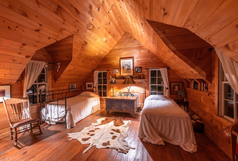 Room (Hobert's Room - Shares bath with Blue) - Not pet friendly