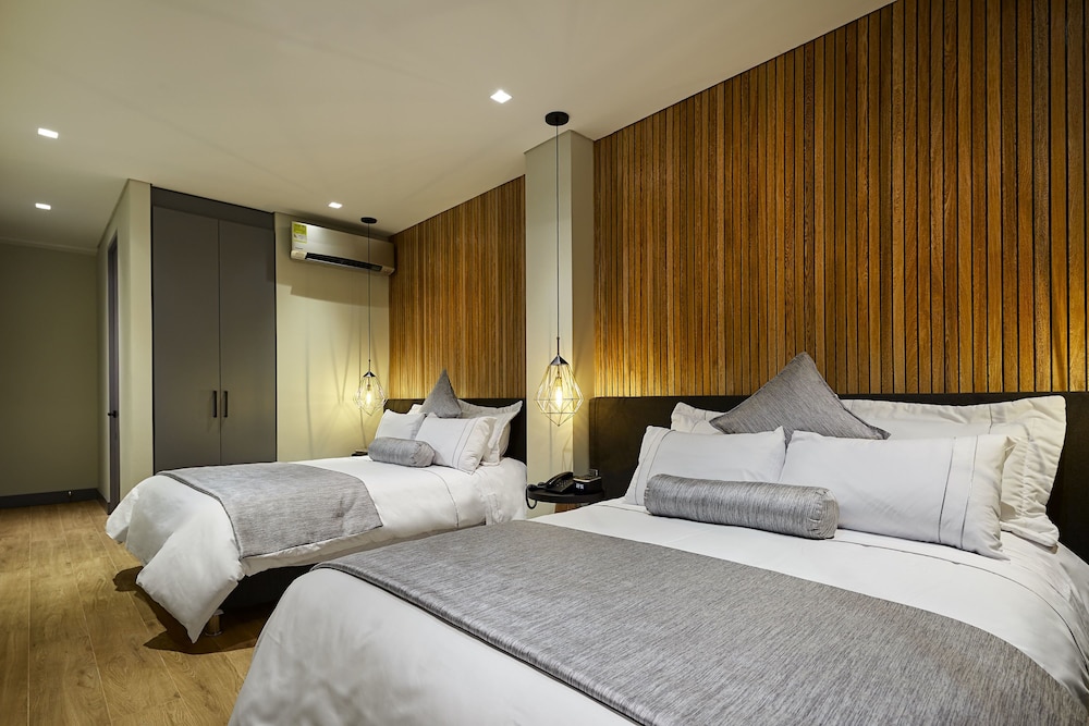 Superior Twin Room, 2 Queen Beds, City View photo 2