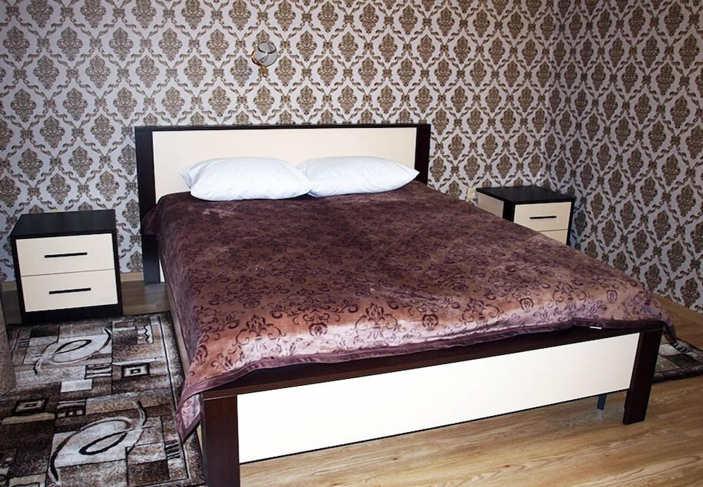 Standard Room, 1 Queen Bed, Non Smoking, Mountain View