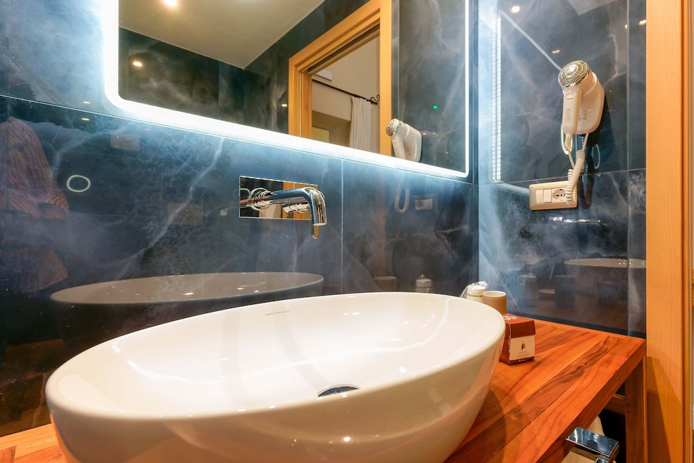 Deluxe Room with Private Spa - Photo 13