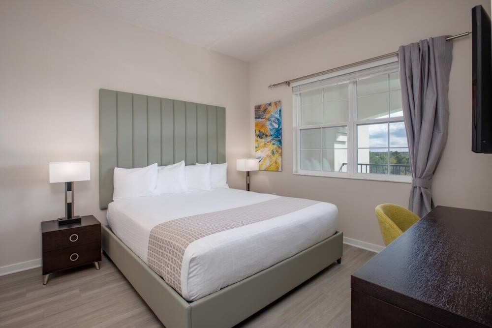 Condo (New Modern Vista Cay Reserve Condo - )