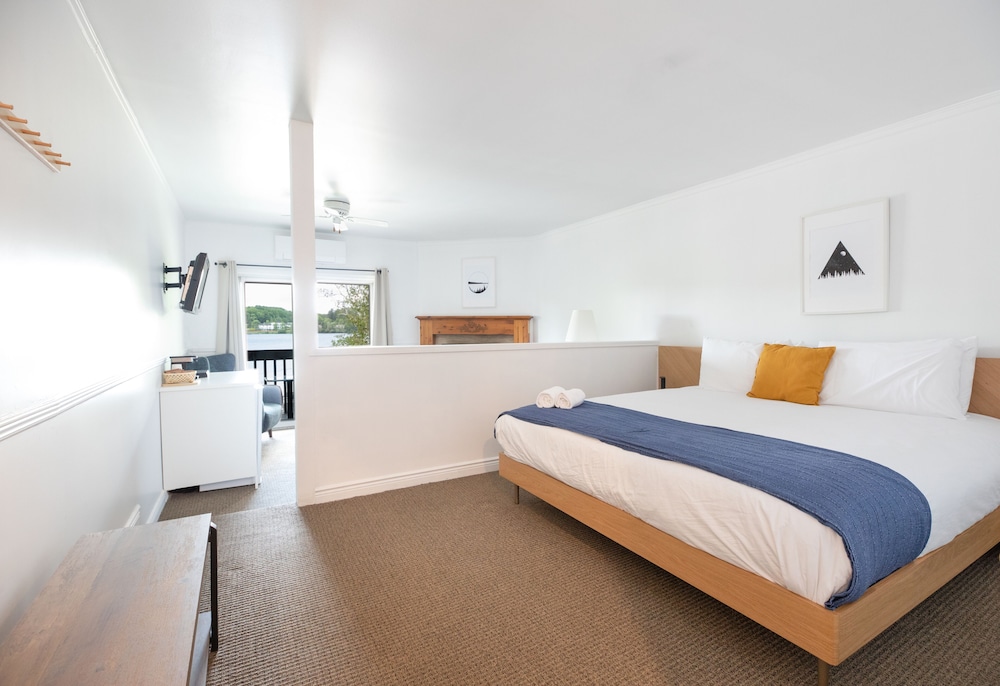 Comfort Studio Suite, 1 King Bed with Sofa bed, Fireplace, Lake View photo 2