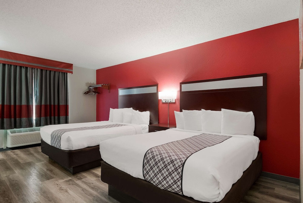 Standard Room, 2 Queen Beds, Non Smoking, Refrigerator & Microwave - Photo 4