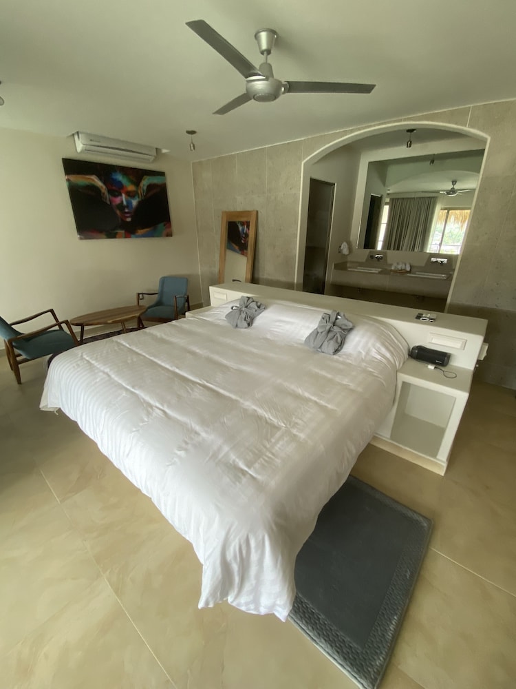 Luxury Apartment, 1 King Bed, Hot Tub, Oceanfront photo 1