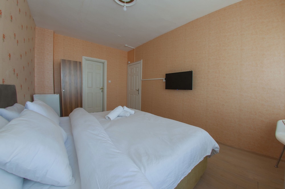 Standard Room, 1 King Bed, Private Bathroom, City View photo 3