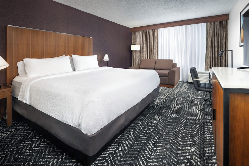 Room, 1 King Bed (Mobility/Hearing Access, Roll-in Shwr) - Photo 1