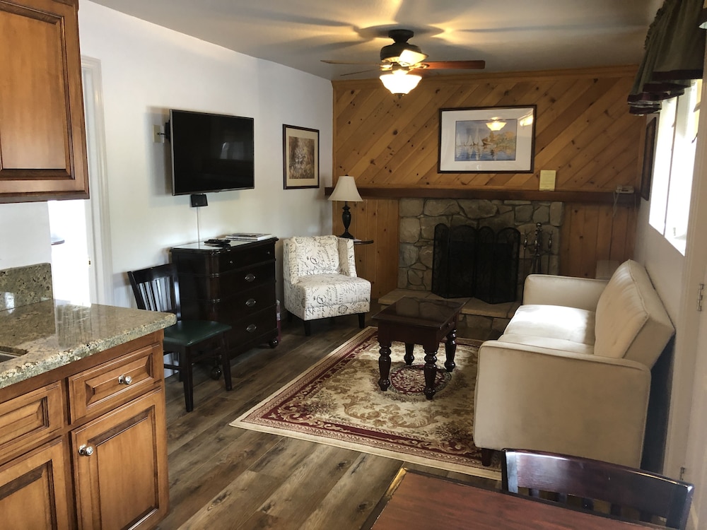 Deluxe Room, 1 Queen Bed with Sofa bed, Kitchen photo 3