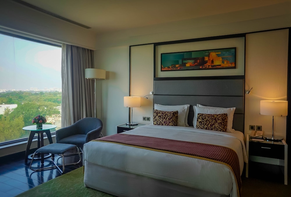 Junior Suite, 1 King Bed (Stocked Minibar) - Photo 6