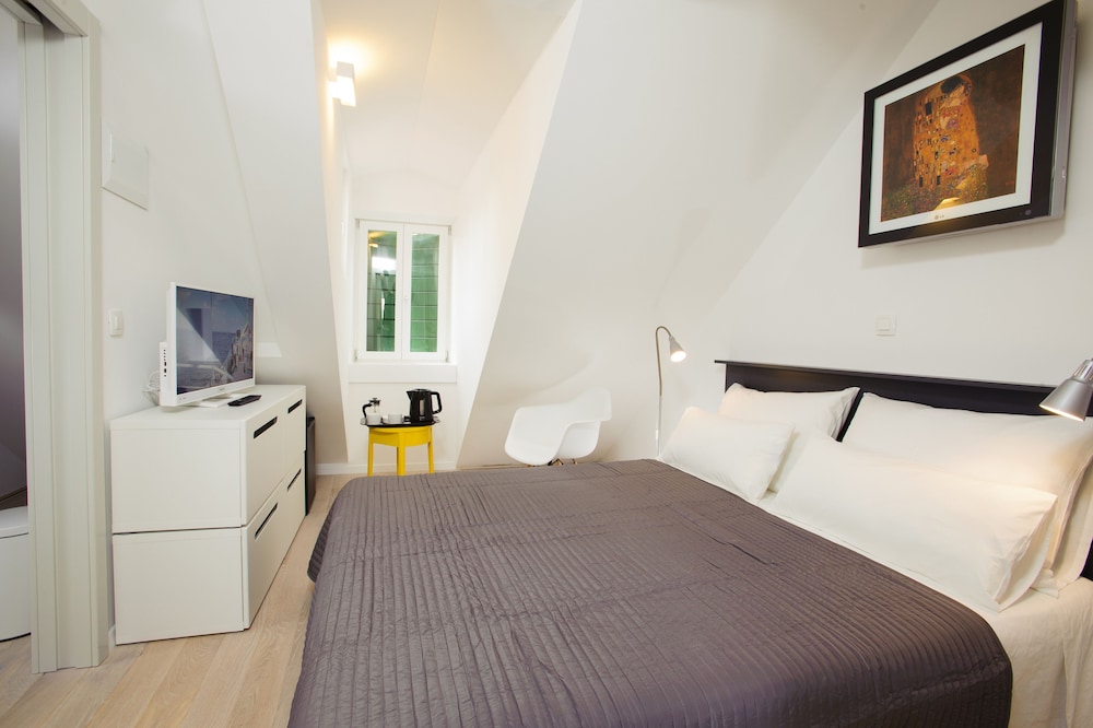 Room in attic, City view photo 3