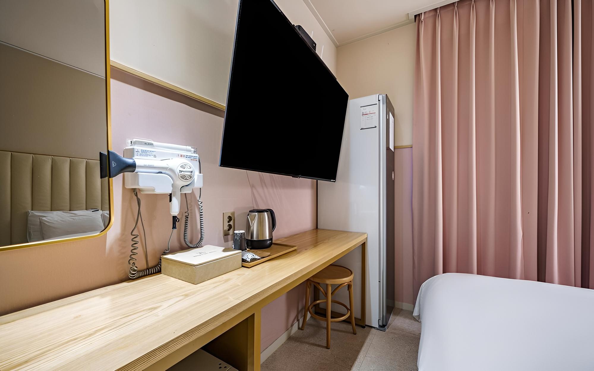 Room (Premium (Netflix/TVing/Watcha/Disney+) photo 2