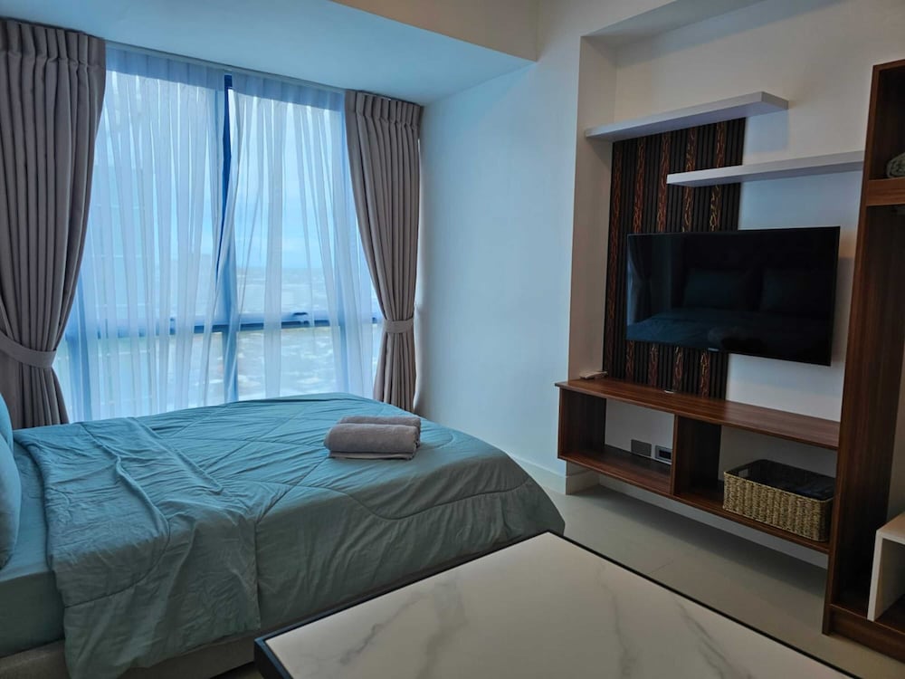 Signature Studio, 1 Queen Bed, Non Smoking, Kitchen