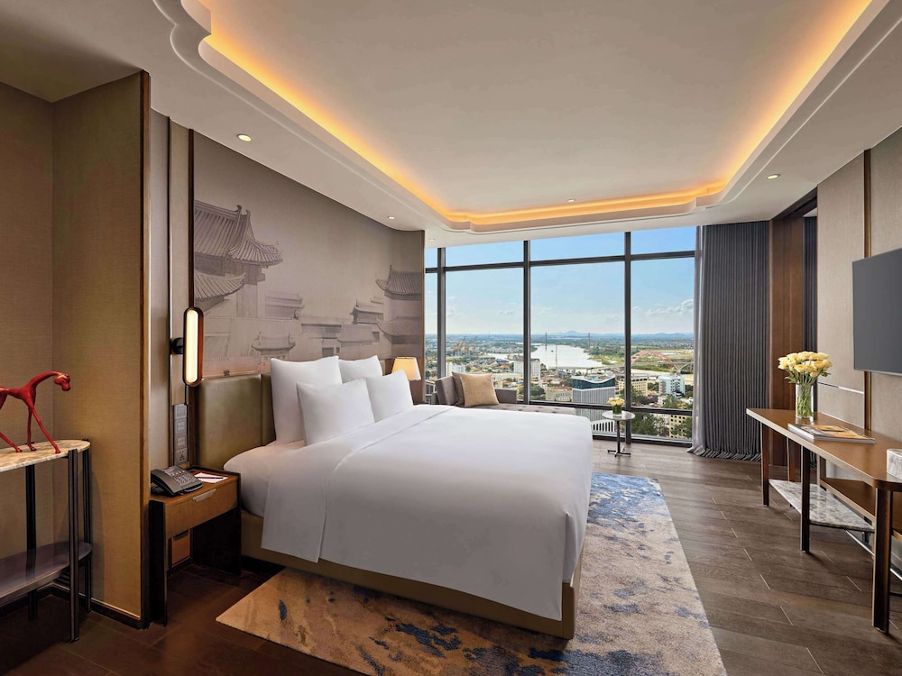 Deluxe Suite, 1 Double Bed, Club Lounge Access photo 1