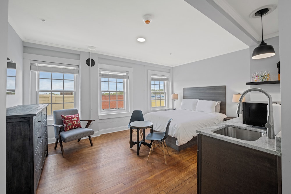 Deluxe Studio, 1 Queen Bed, Non Smoking, Kitchenette photo 1