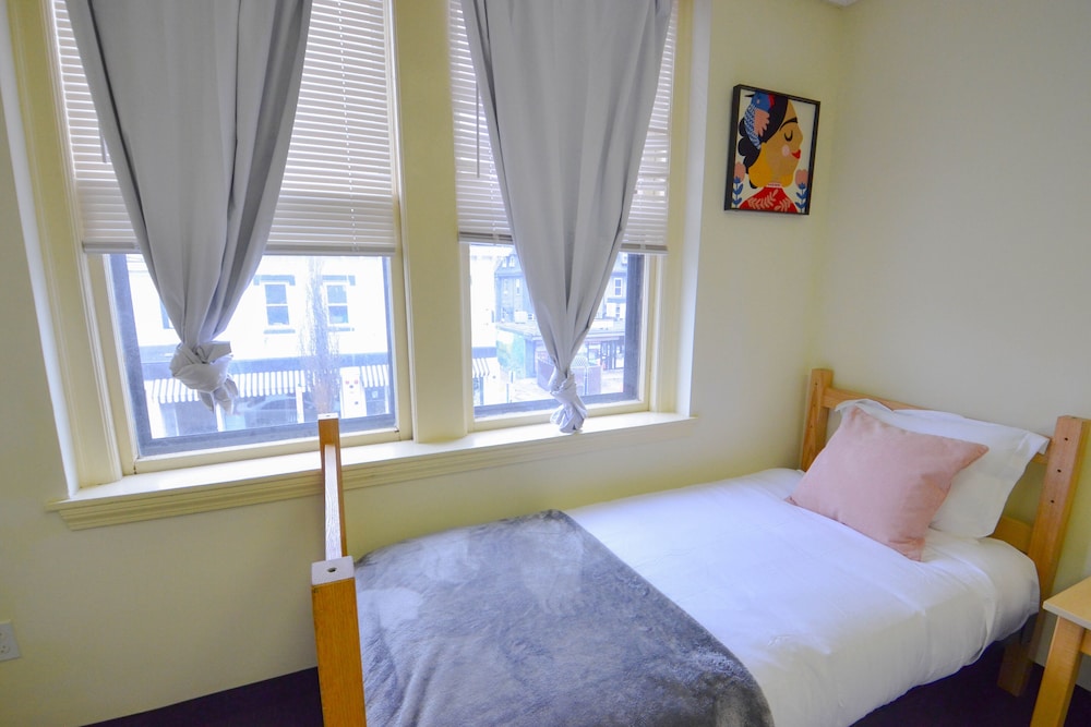 Basic Single Room, Multiple Beds
